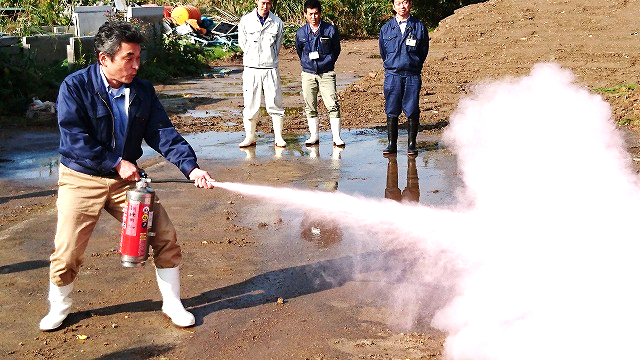 消火器で狙いを定めて噴射してます