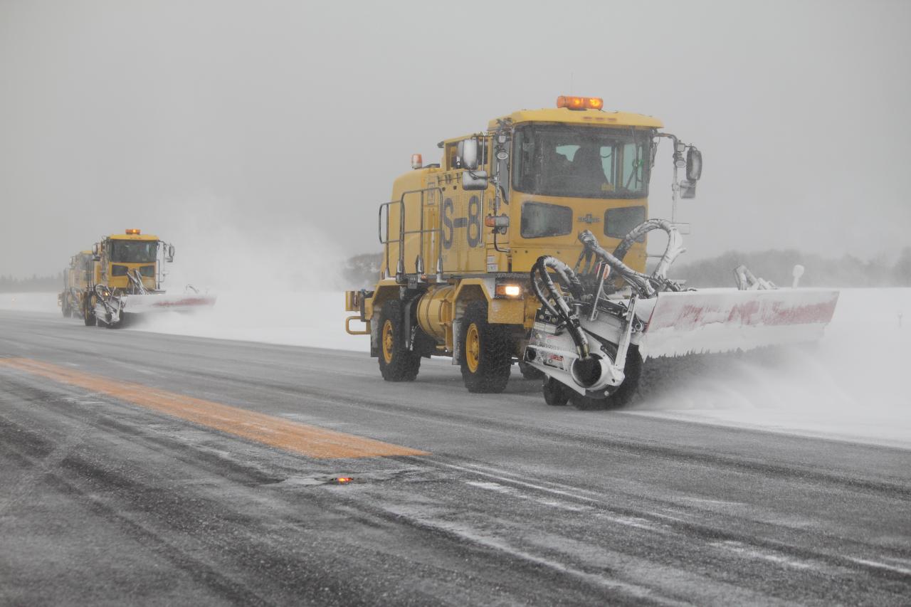 スイーパー除雪車