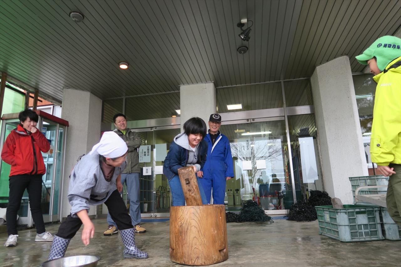 杵で餅をつく参加者