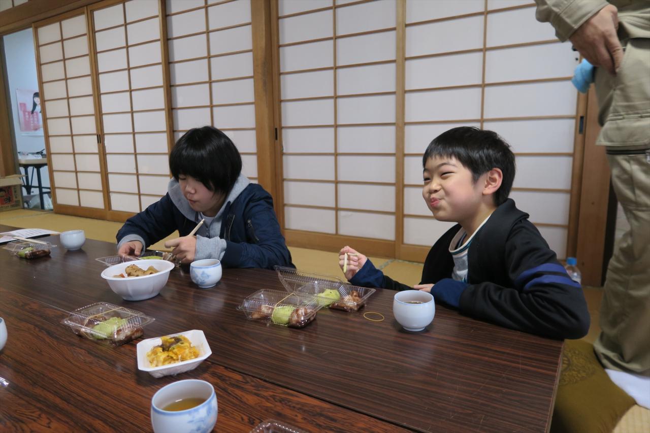 餅を食べる参加者たち