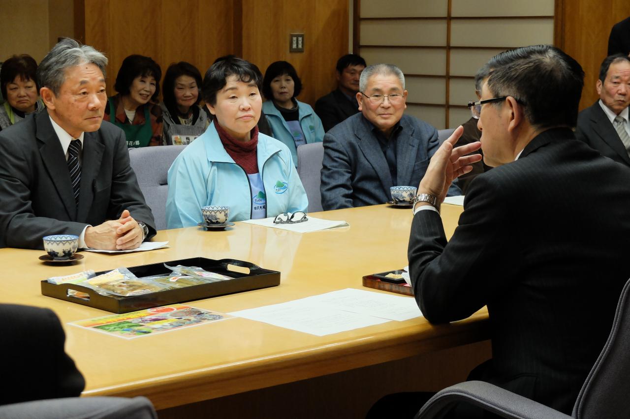 試食の感想を述べる佐竹知事