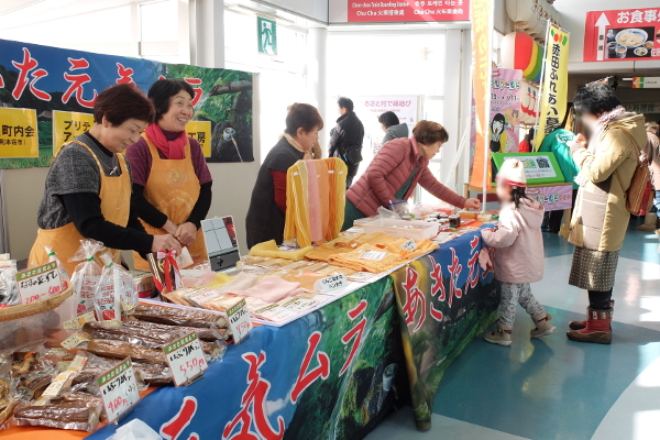  秋田ふるさと村で販売する住民[272KB]