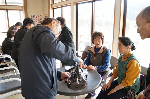 赤田ふれあいスーパーの隣の東光館でくつろぐ利用者