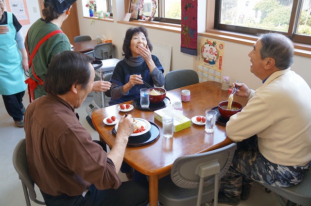 食堂を利用する住民たち