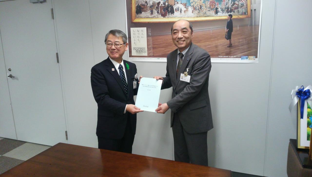 吉川会長より米田教育長に提言書が手交されました