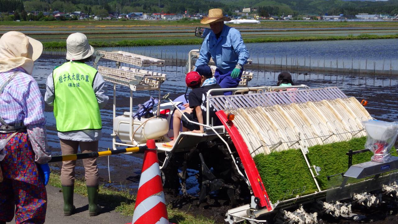 田植え機の乗車体験の様子の写真