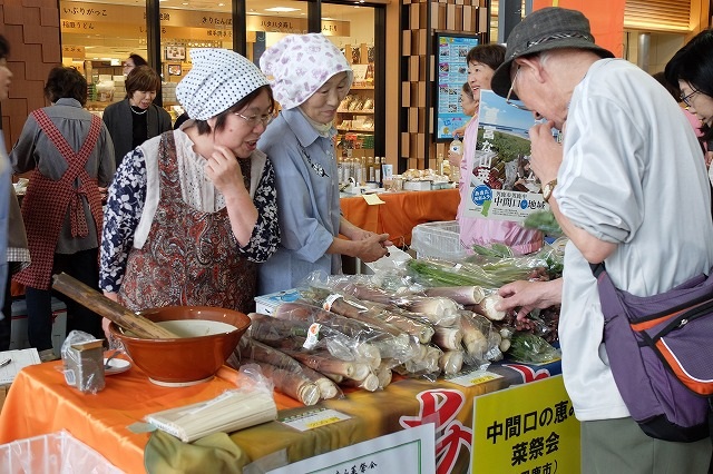 地域の元気お届けマーケットで山菜を販売する女性たち