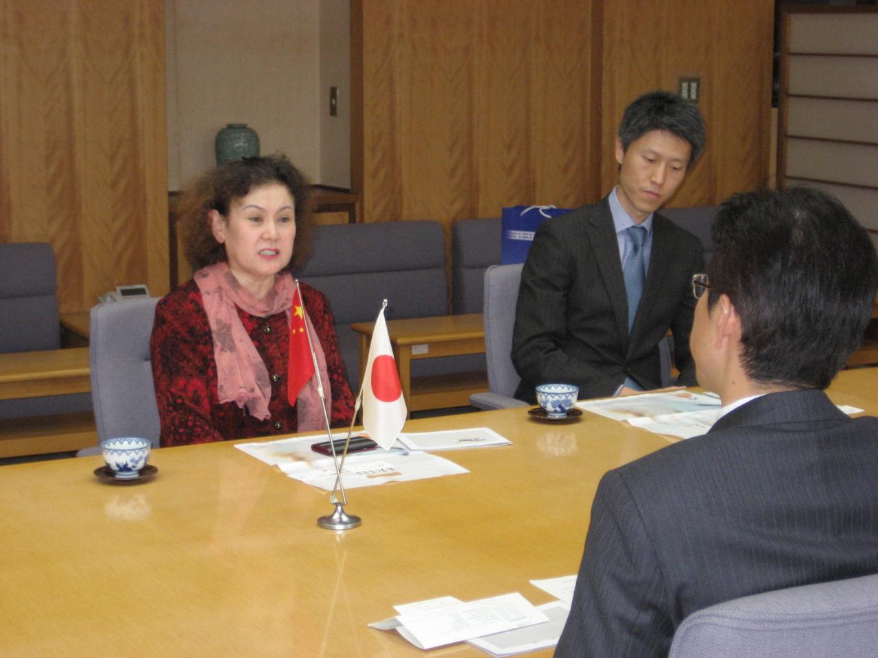 副知事と会談する副総領事の写真