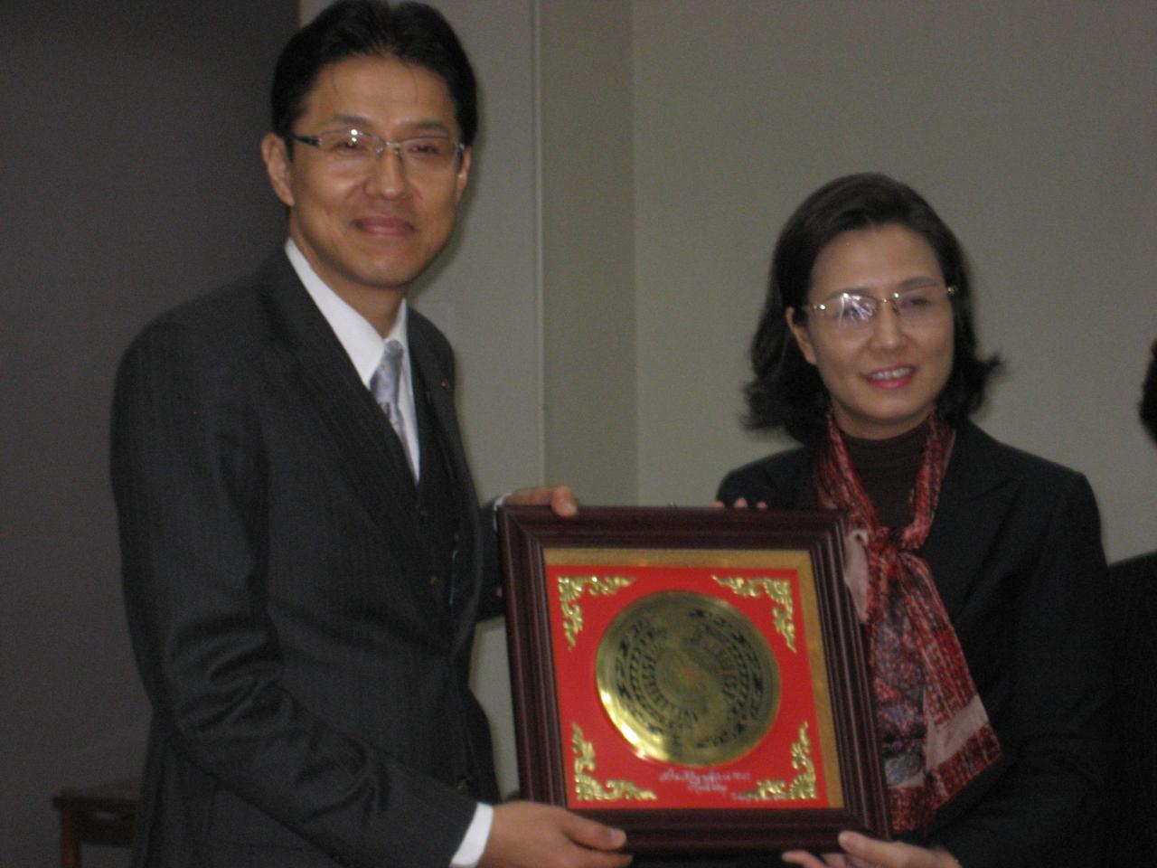 チャン副部長からの贈呈品を受け取る副知事の写真