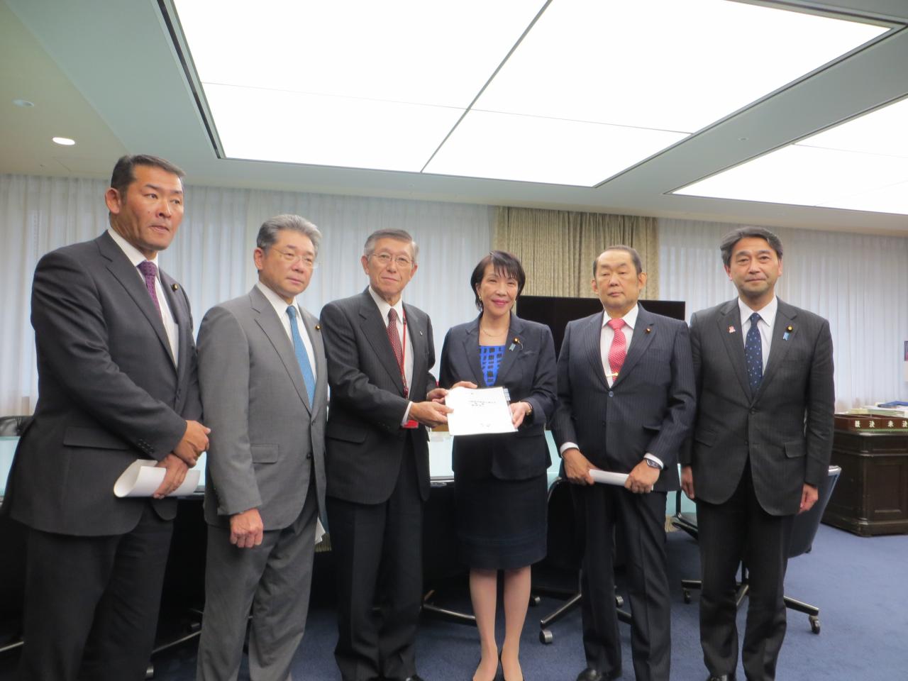 高市総務大臣、進藤総務大臣政務官への要望写真