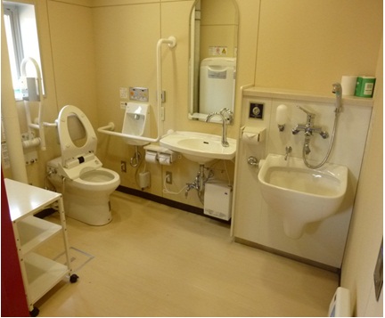 画像：多目的トイレ内部