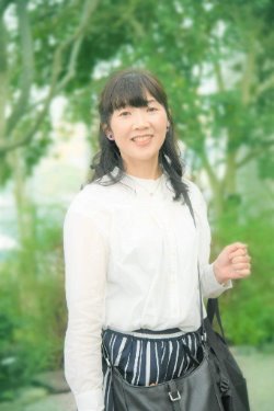 画像 : 通訳案内士　齋藤誌乃さん写真 [63KB]