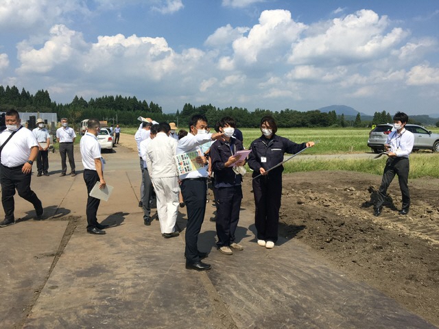 委員からの質問に答える若手職員