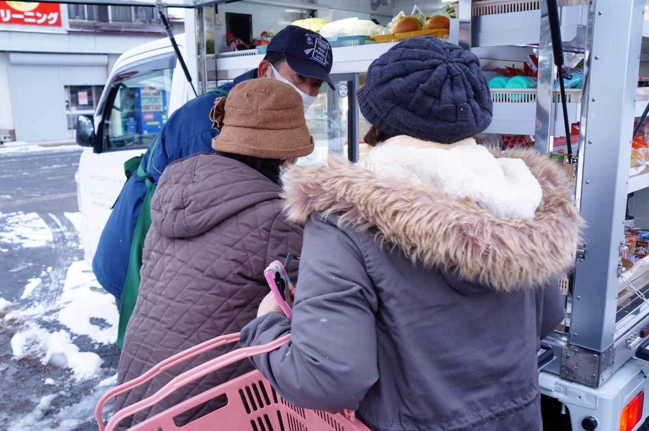 移動販売車で買い物する住民 [164KB]