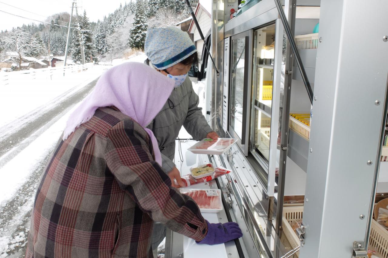  移動販売車で買い物する住民[175KB]