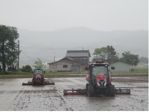 ２台による代かき作業