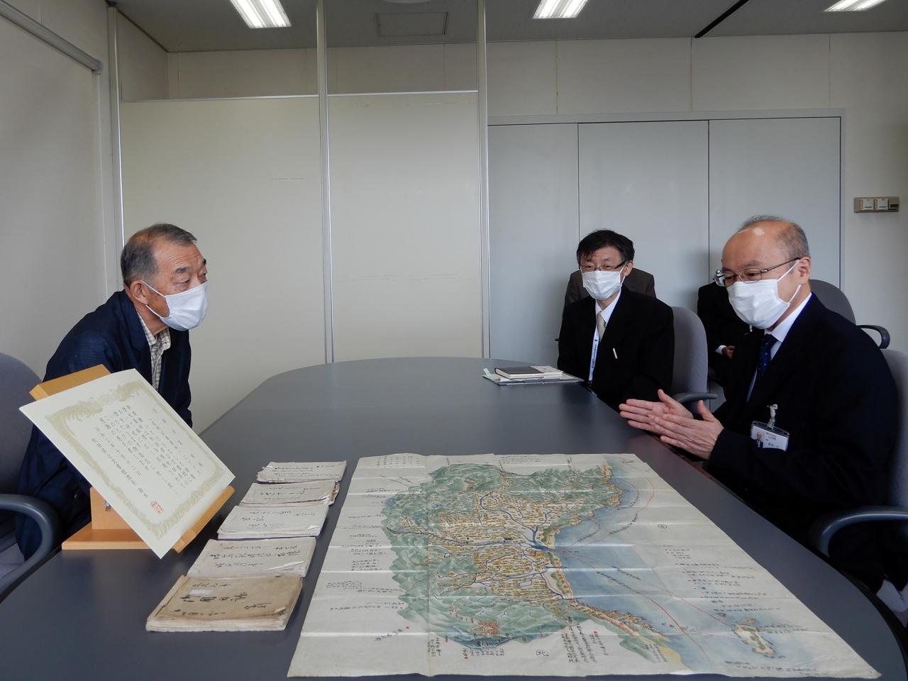 泉氏と当館職員との懇談の様子