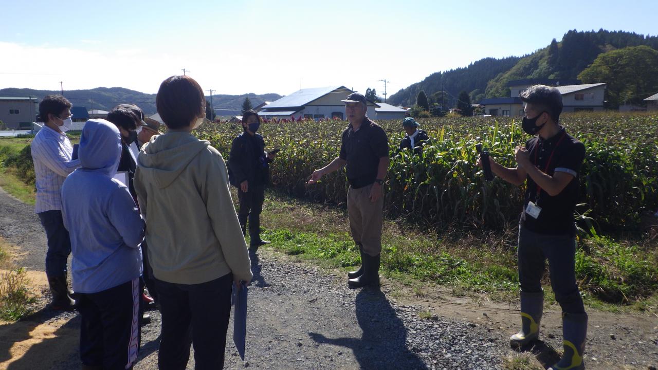 「あきた雑穀村」熊谷良一社長の説明を聞く学生