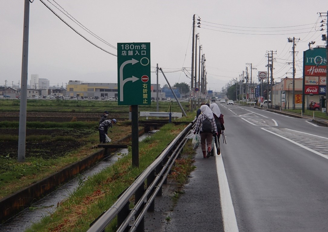 小釈迦内用水路周辺でのゴミ拾いのようす