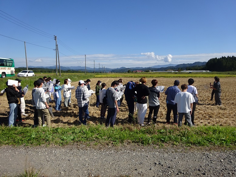 学生の見学している様子（圃場整備）