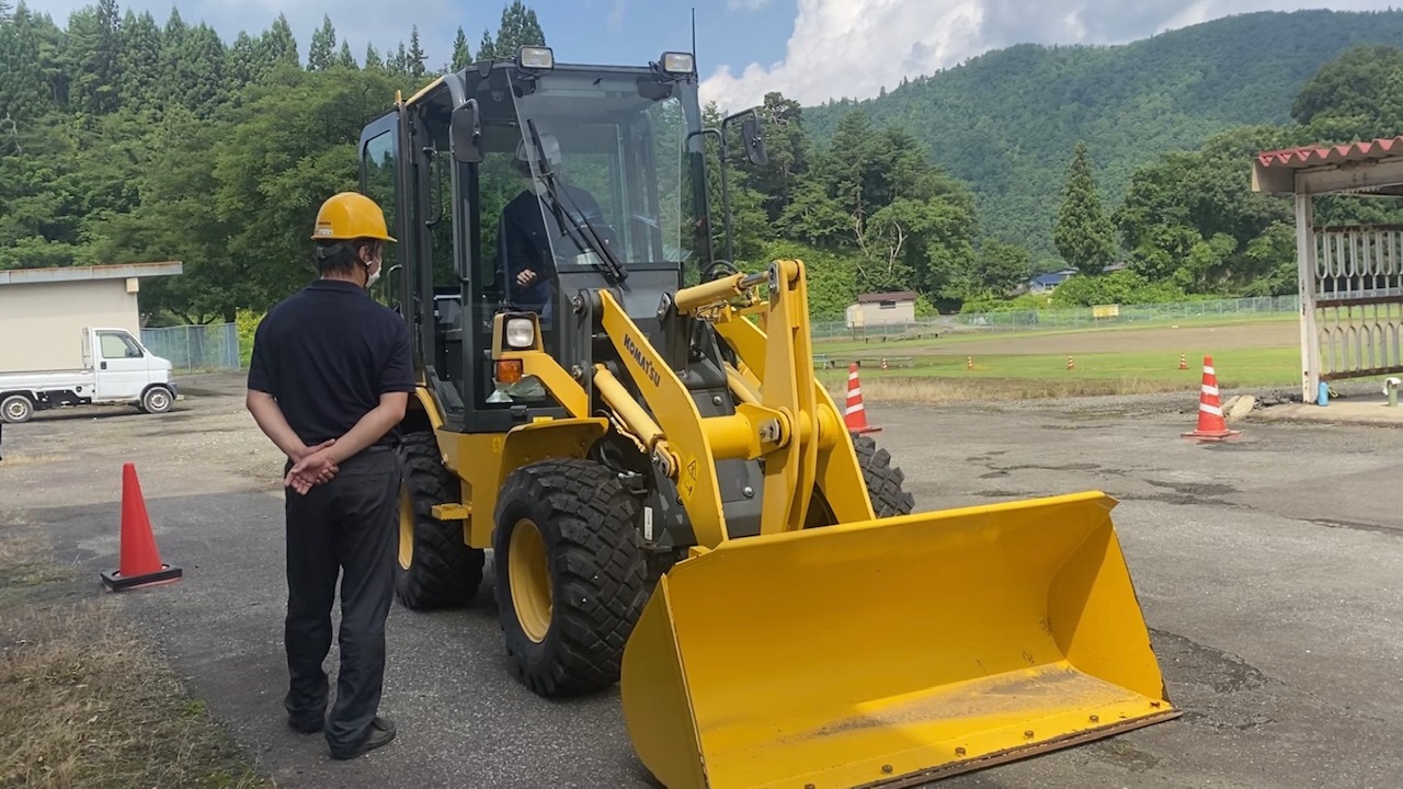 小型建設機械実習の様子