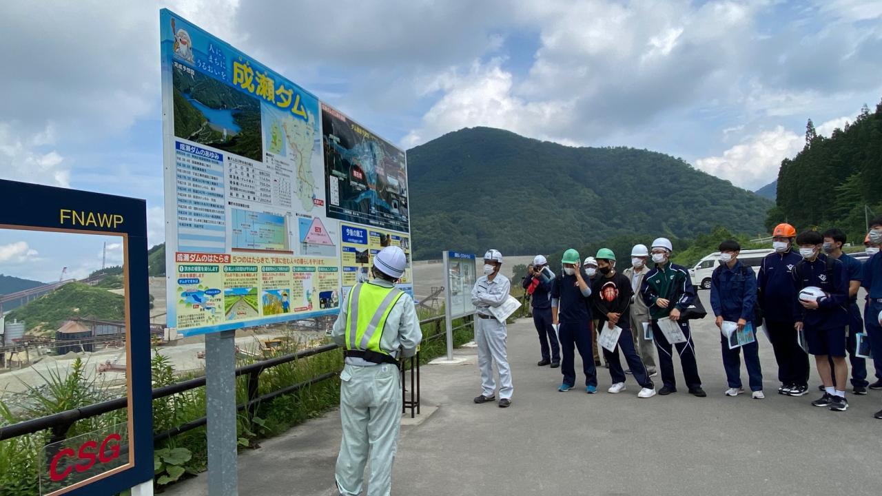 成瀬ダム建設工事の現場見学会の様子