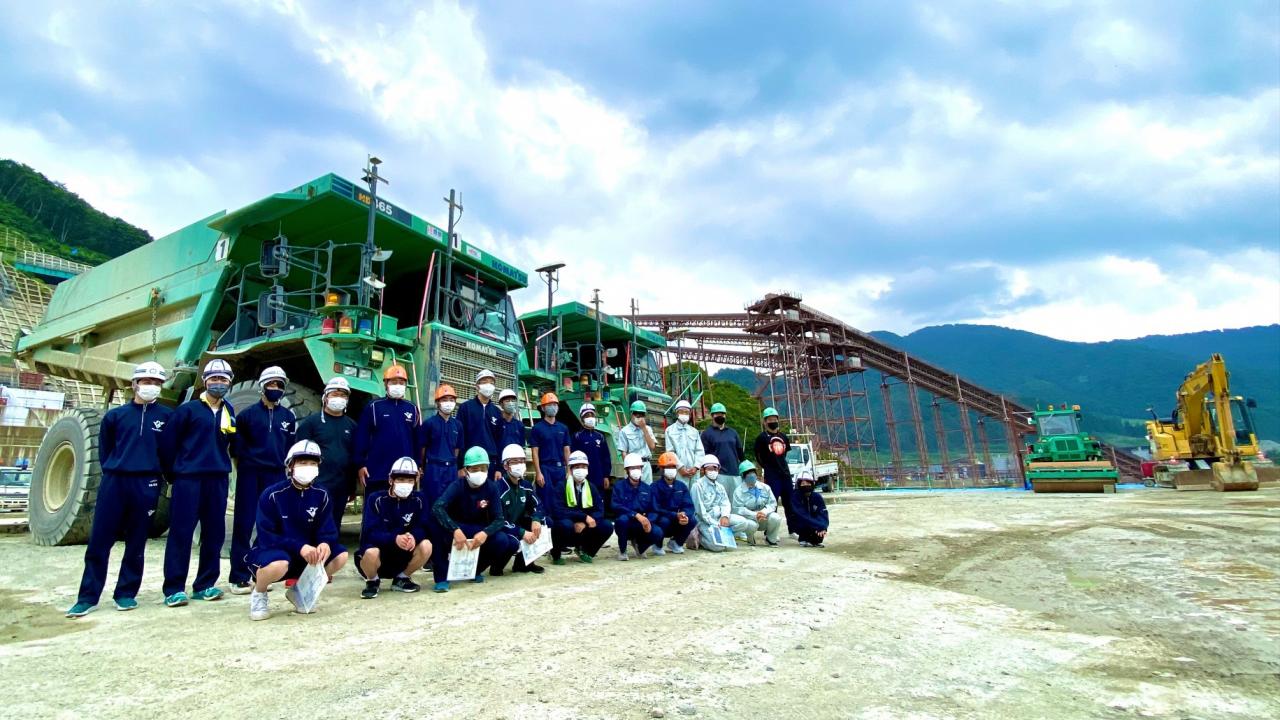 成瀬ダム建設工事の現場見学会の様子
