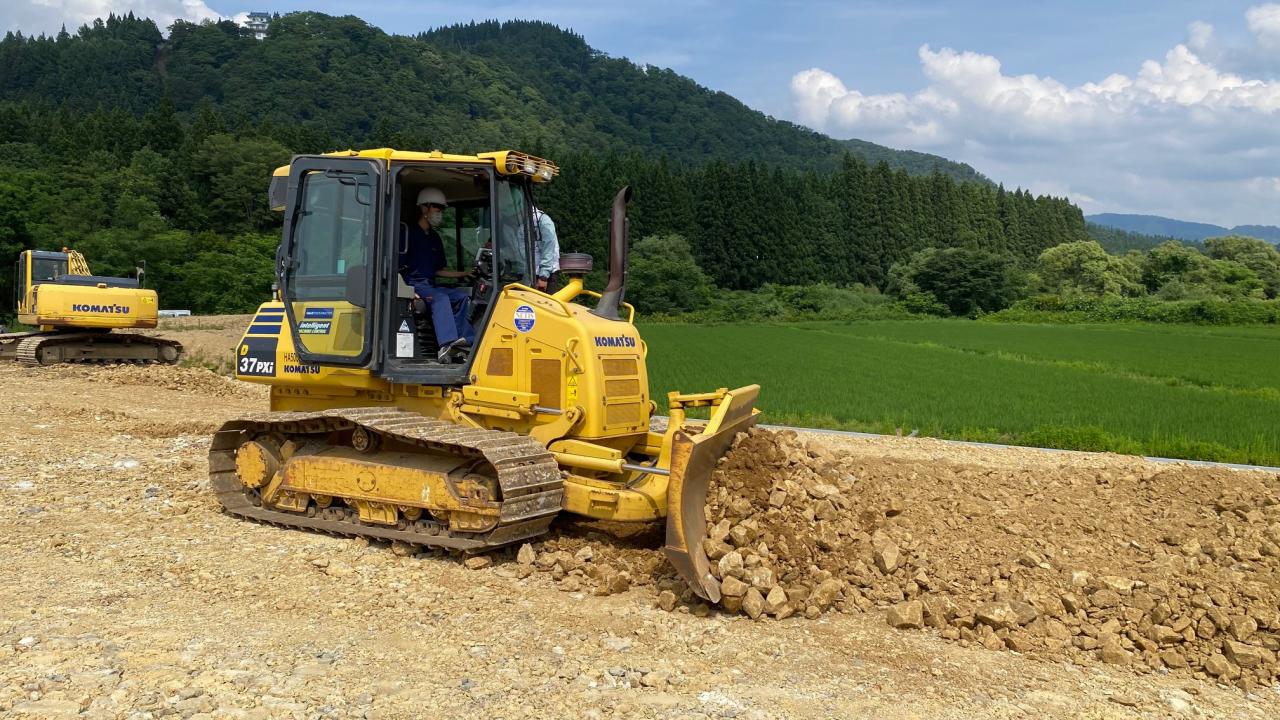 ICT建機に試乗する参加高校生