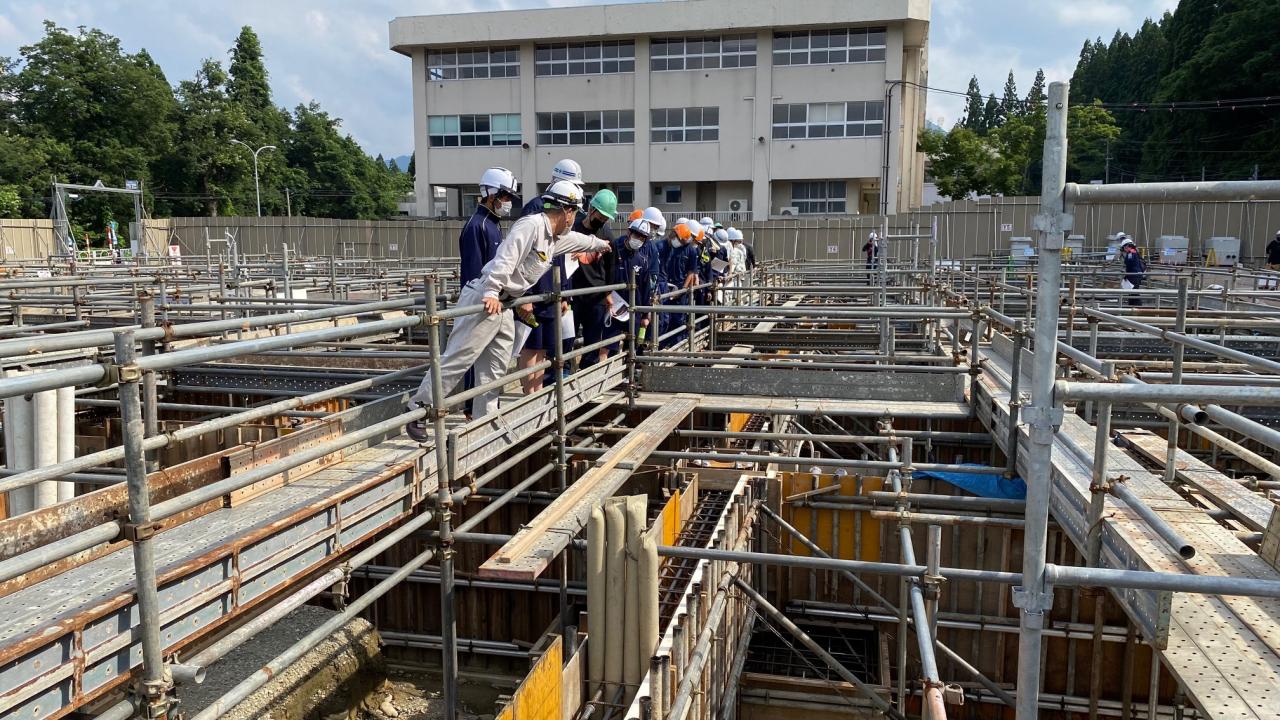 皆瀬新庁舎建設工事現場見学の様子