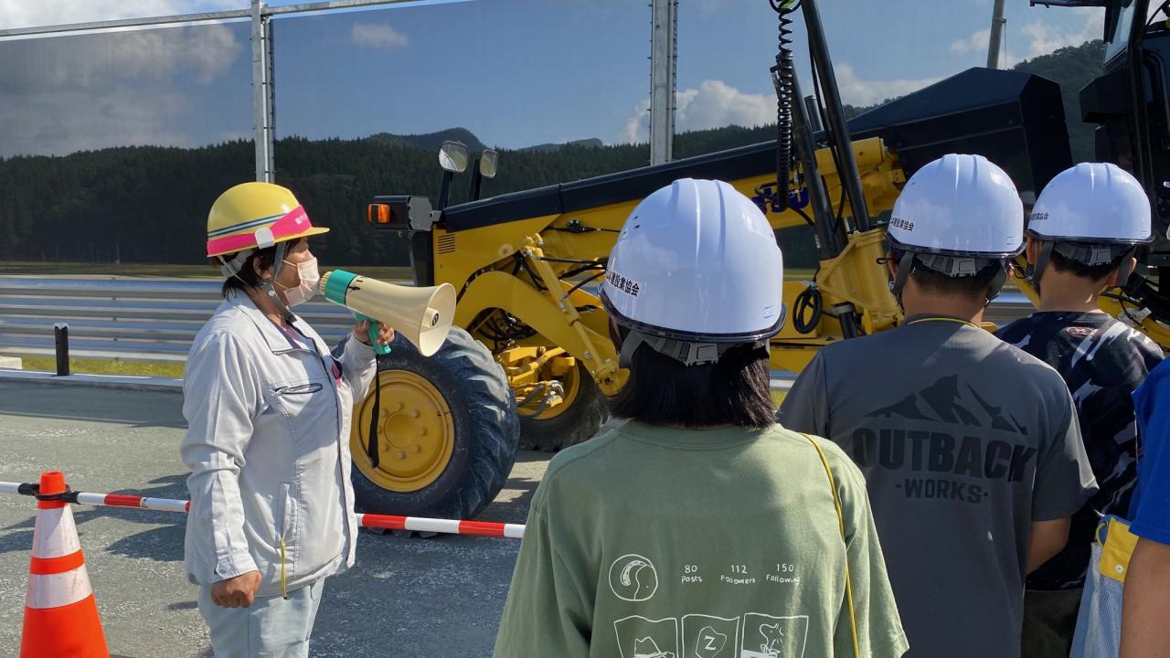 現場監督の女性技術者が現場の説明をする様子