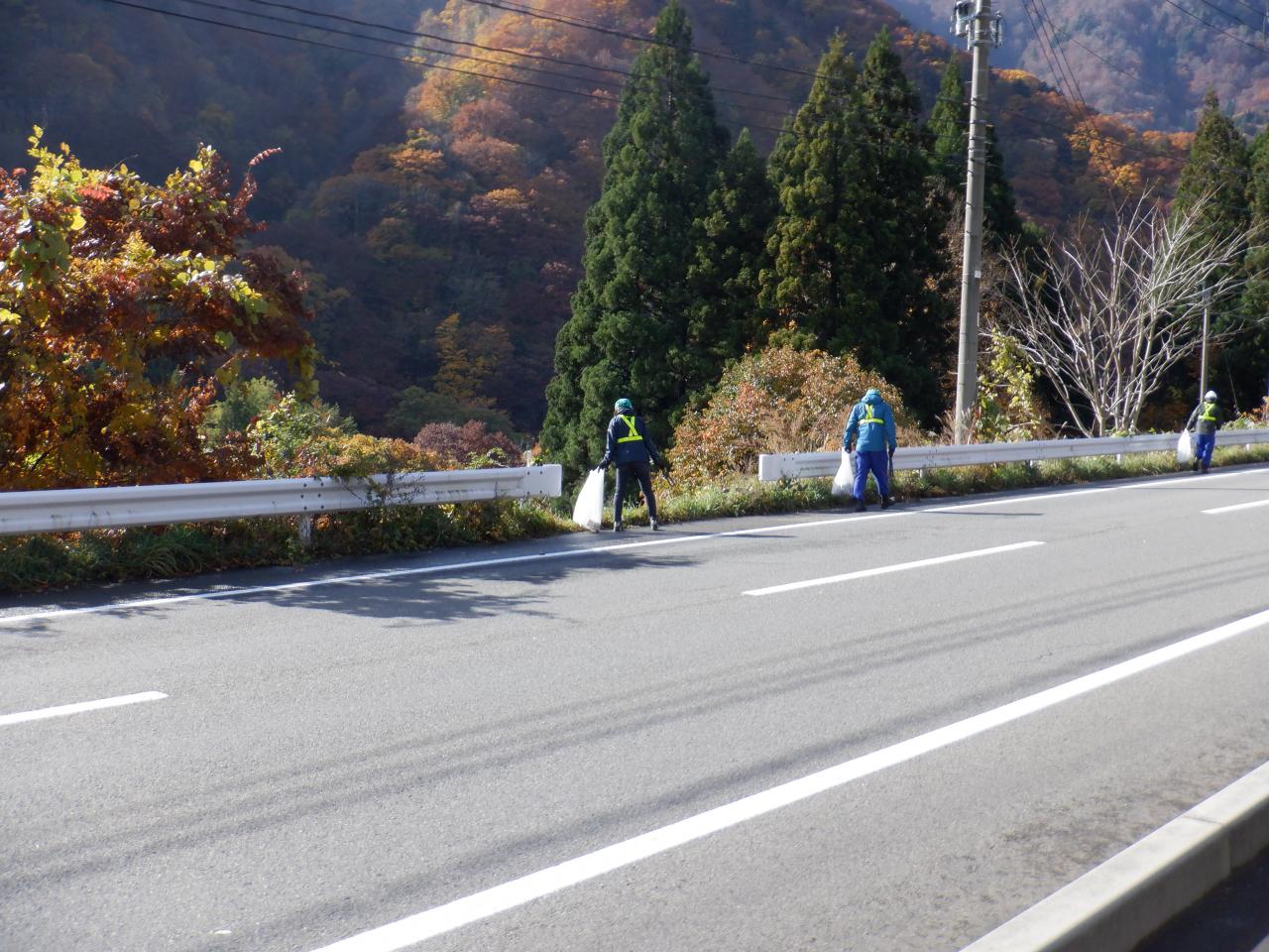 国道沿いで作業する様子