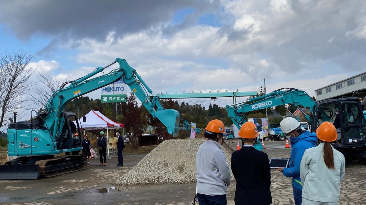 ICT建機２台と参加者たち