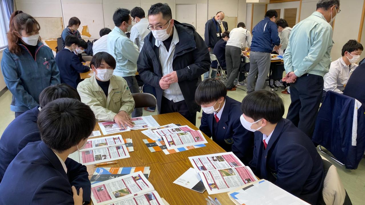 OBの話に耳を傾ける生徒たち