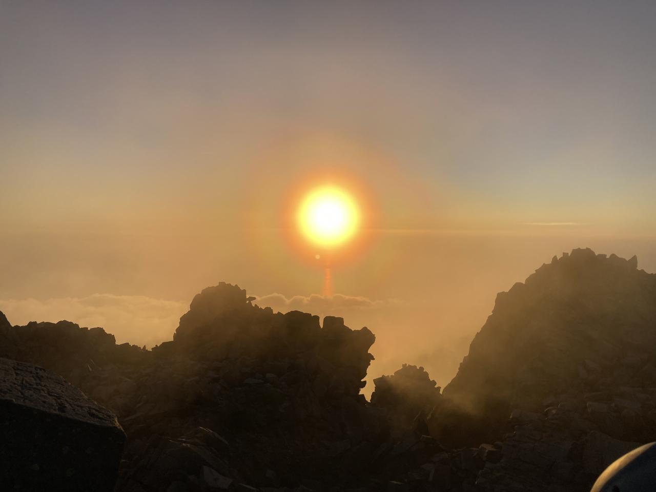 山頂（新山）からの夕日の写真