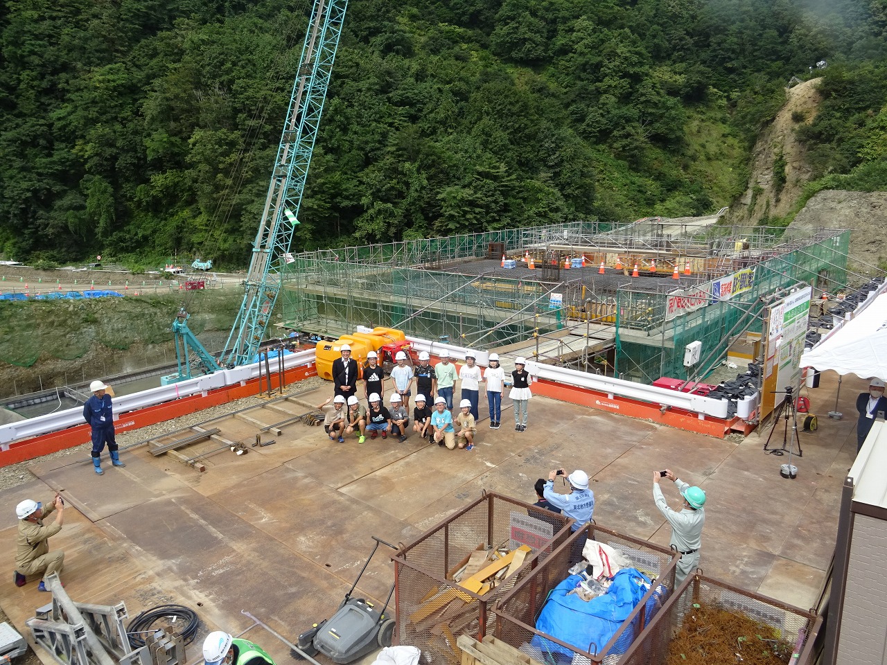 建設中の成瀬発電所をバックに記念撮影(遠景)