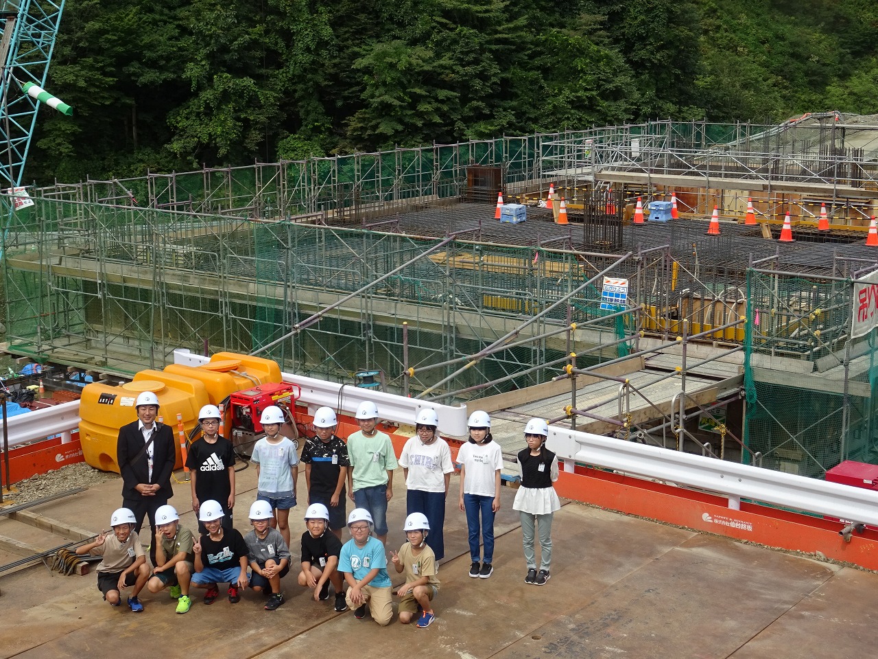 建設中の成瀬発電所をバックに記念撮影(近景)