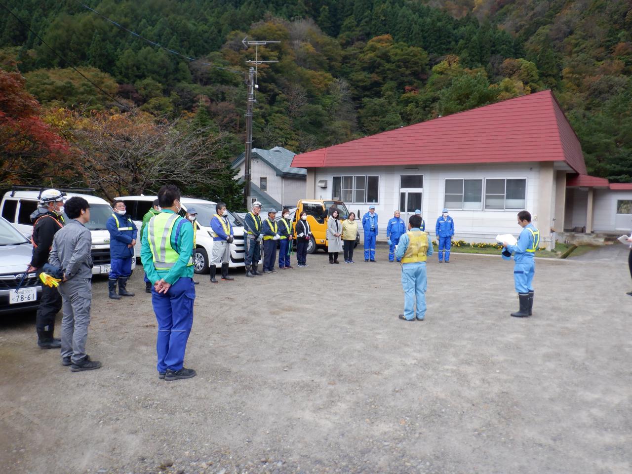 紅葉の湯瀬渓谷をバックに作業に励みます