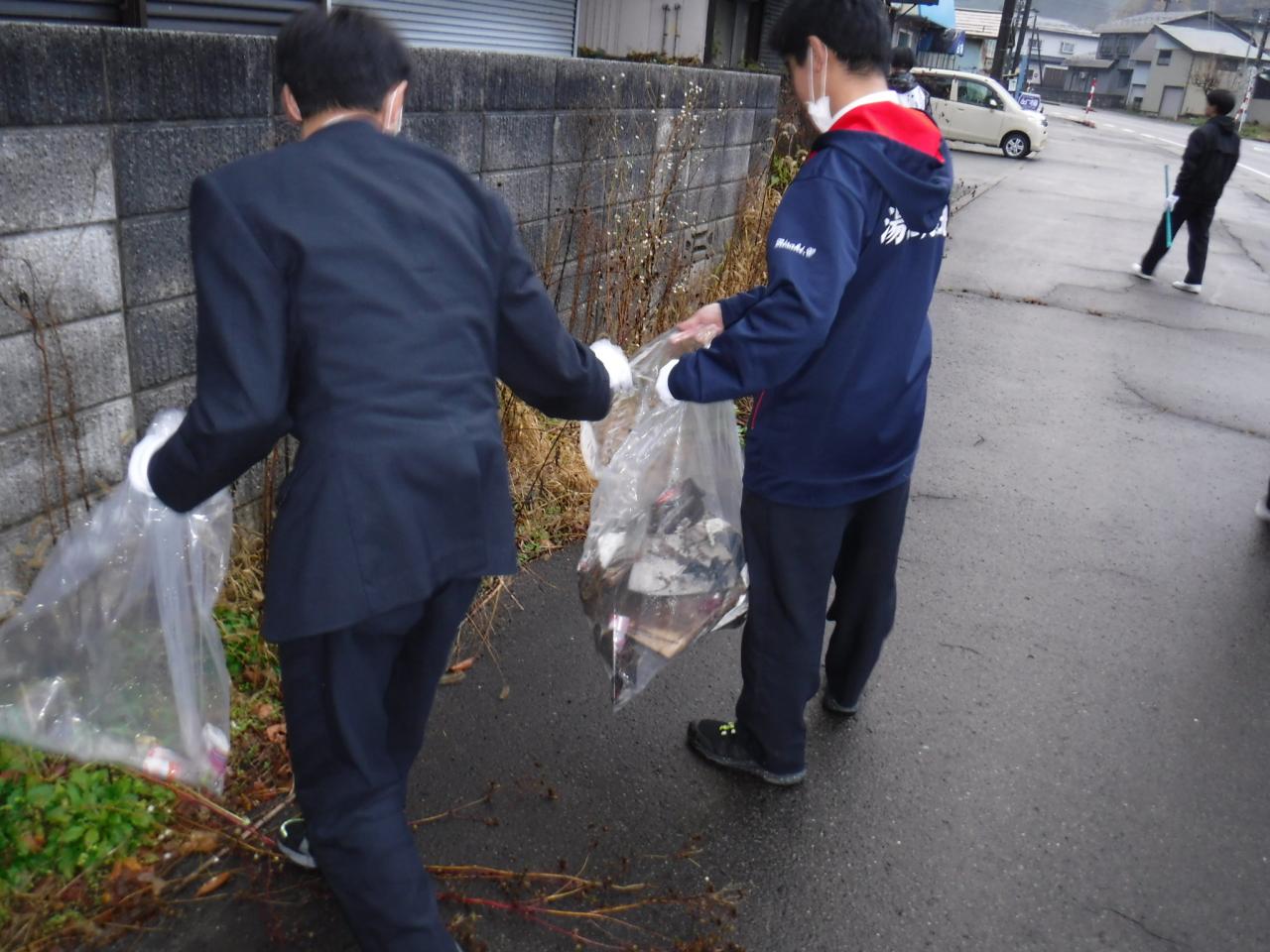 歩道のごみ拾い