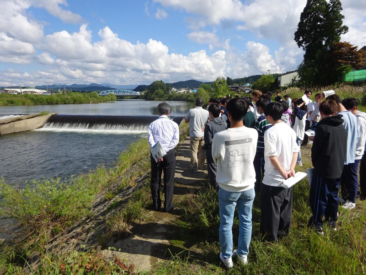 本城頭首工を見学する学生