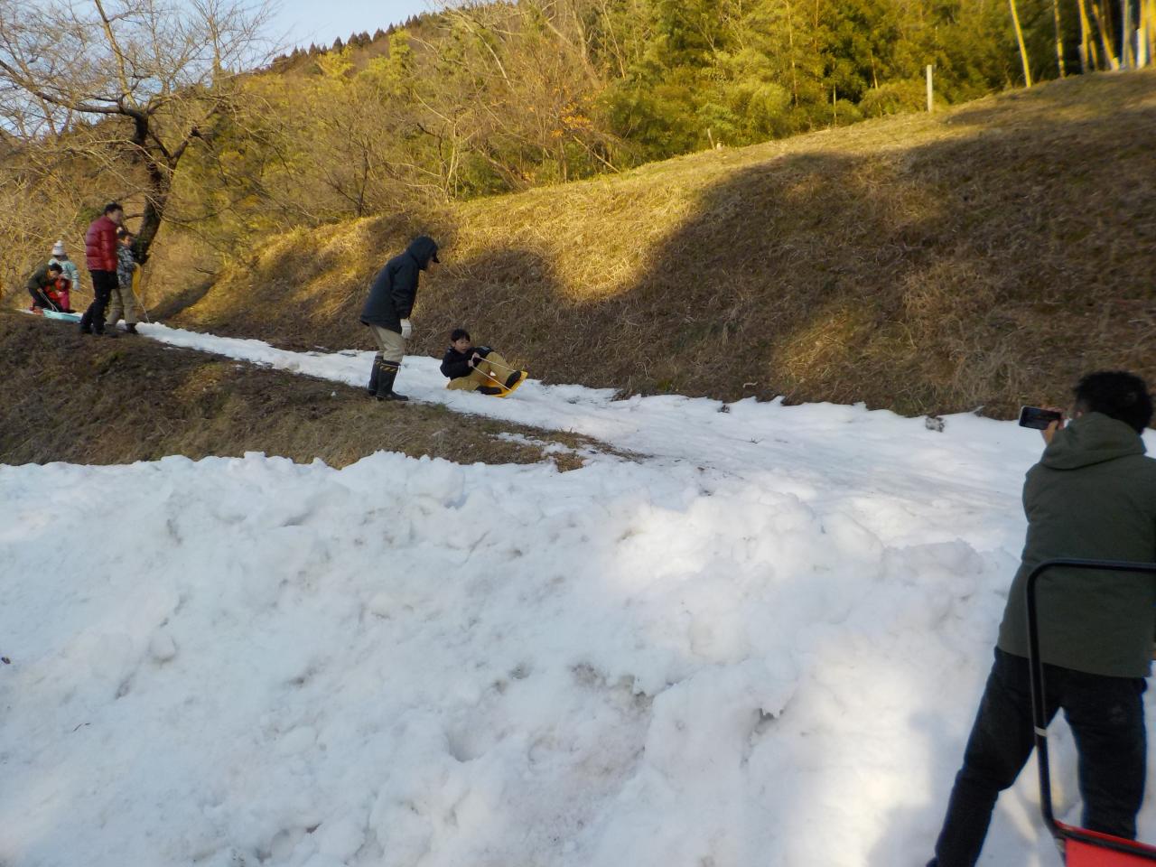 雪を集めてそり滑り