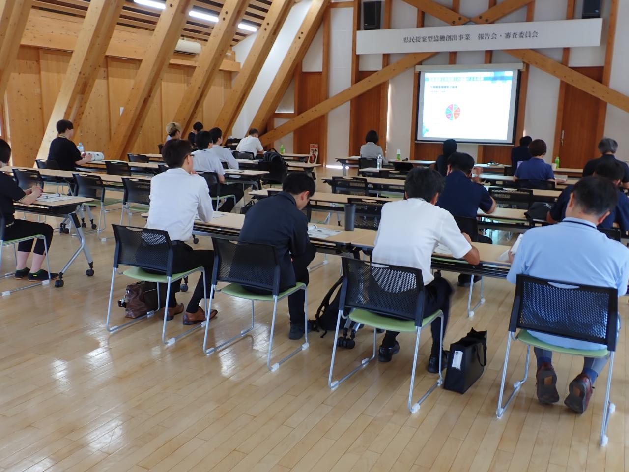 <報告会の様子>