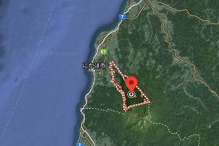 鳥海山の麓に位置します。