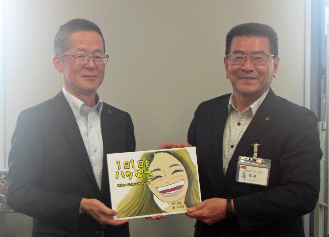 県庁内で行われた贈呈式の様子