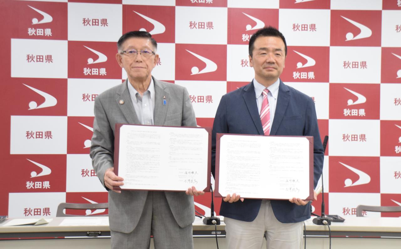 知事（左）と一般社団法人日本カーシェアリング協会　佐竹吉澤代表理事（右）