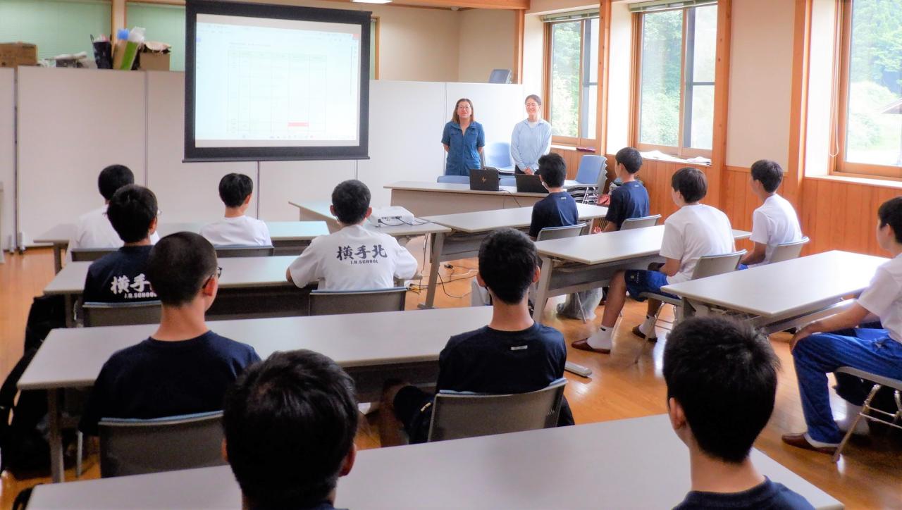 話を聞く中学生
