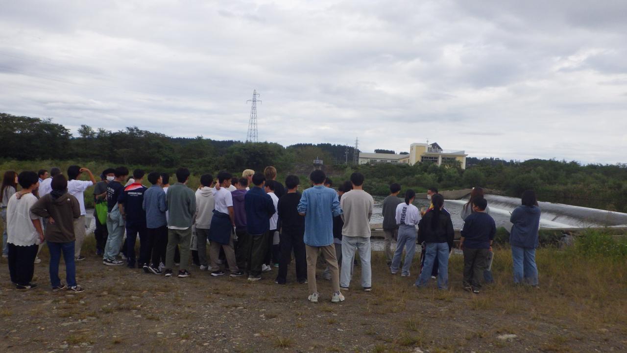 本城頭首工を見学する学生達