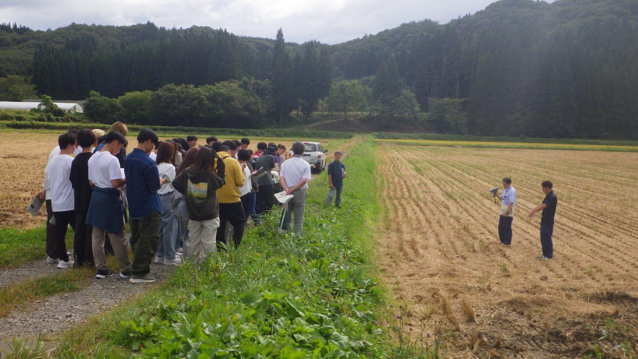 ほ場整備事業の説明を聴く学生のようす