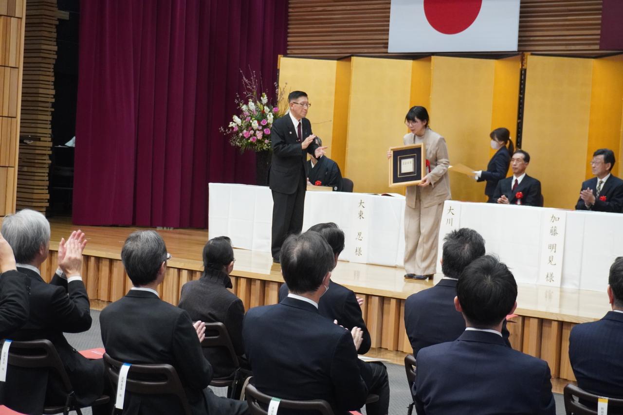 賞状授与の様子