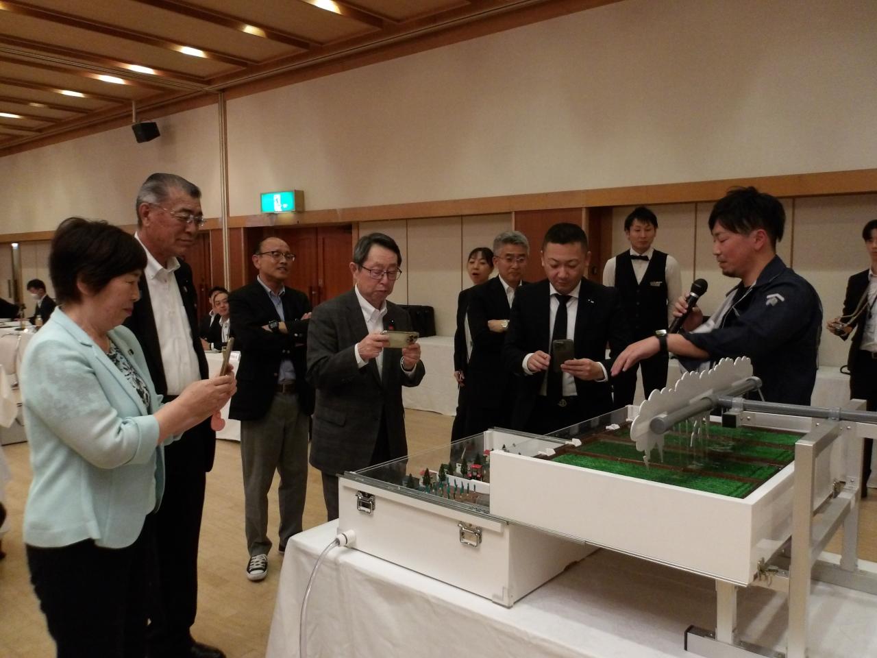 県議会議員への説明