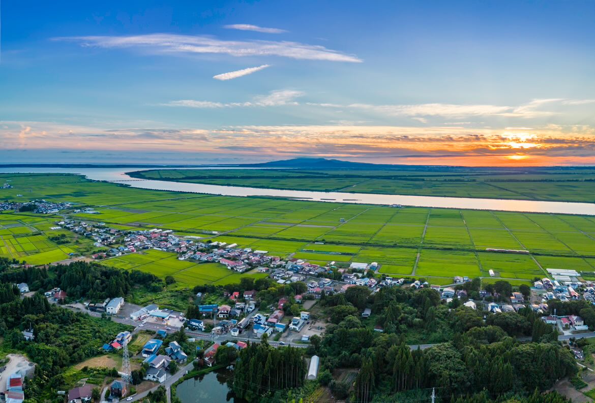 夕陽の八郎潟干拓地